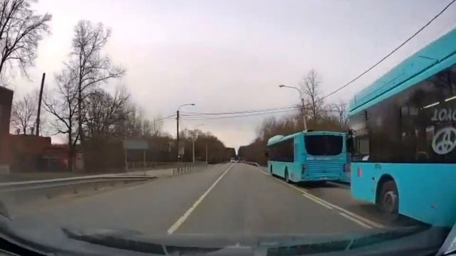 Водитель автобуса в Петербурге выехал на встречную по