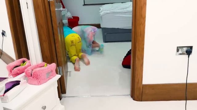 Мисс Кэйти и Мистер Макс (Miss Katy) Макс и Кэти едят и купаются вместе с забавным котом