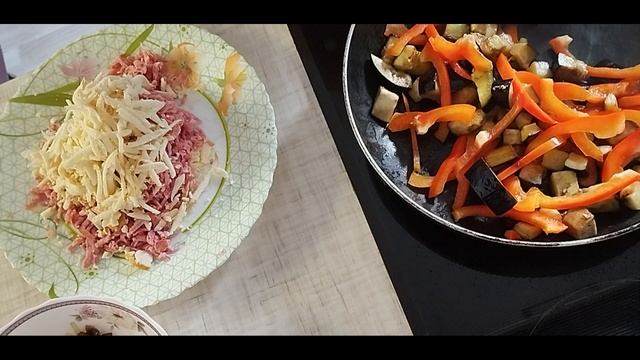 Салат из фунчозы и фаршированные шампиньоны. Идеи для ужина