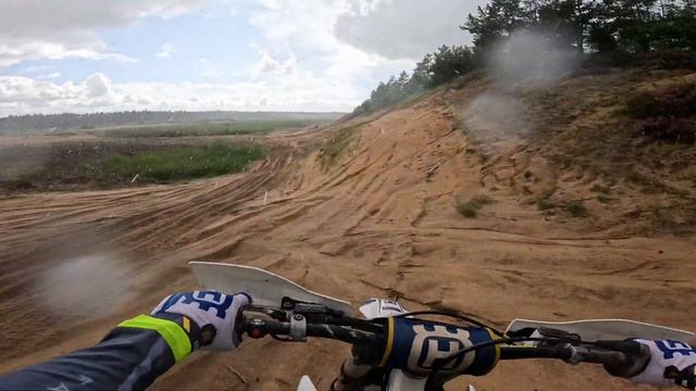 Husqvarna Tc250. Песчаный карьер в сильный дождь на мотоцикле