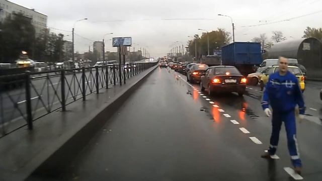 Водитель скорой расталкивает машины. Жесть что приходится делать.