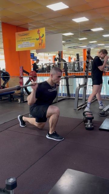 Выпад назад со штангой на спине