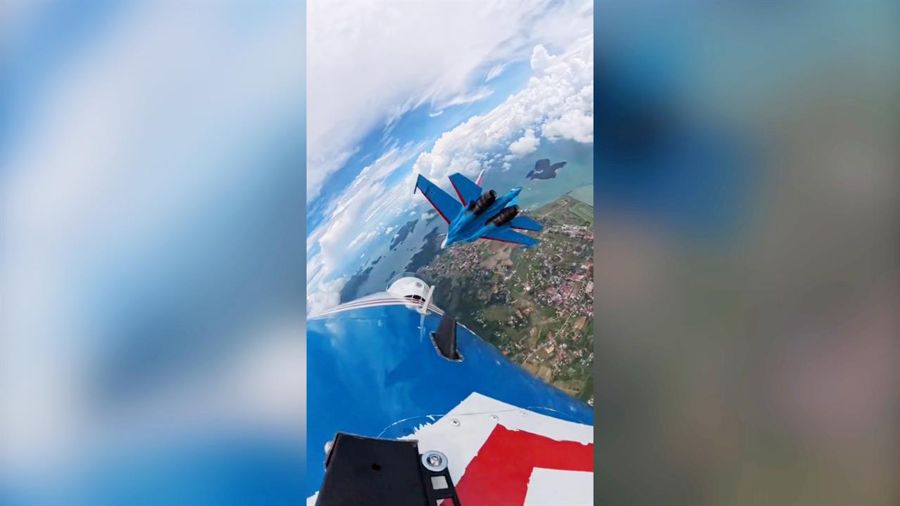 Под облаками Малайзии: "Русские витязи" показали эффектный полет на "LIMA-2025"