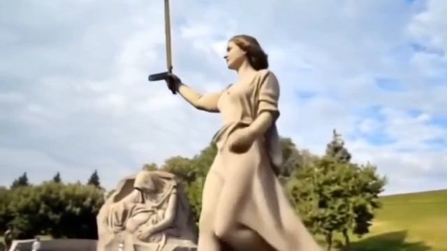 Родина мать подошла к скорбящей матери. Скульптура, Героям Сталинградской битвы на Мамаевом кургане