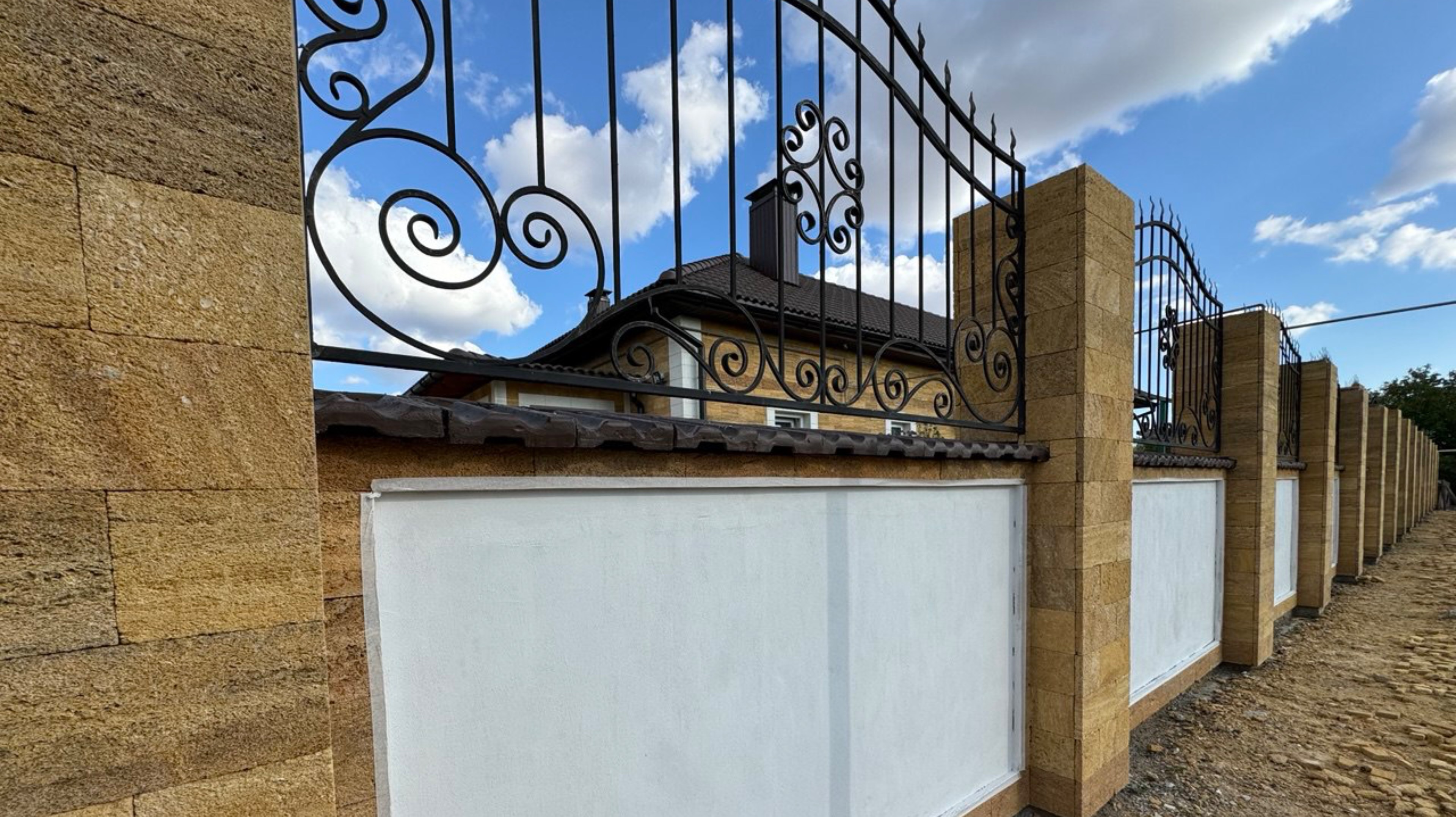 Строительство забора, НАШ уют! Цыганщина- называют в комментариях! Так в Крыму строят заборы…