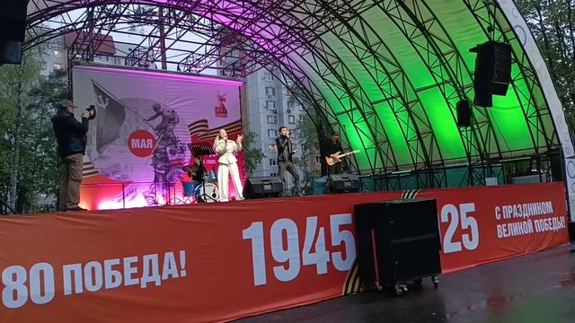 Кавер – группа "Богемия".
Любите девушки.......