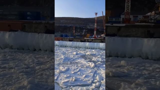 Морпорт. Магадан. Атомный ледокол Магадан в работе.