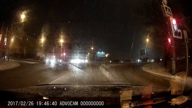 Езда без правил. Проезд перекрестка ул. 12 лет Октября -