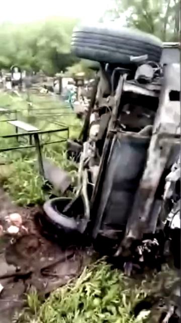 Пьяный водитель перевернулся и упал на кладбище