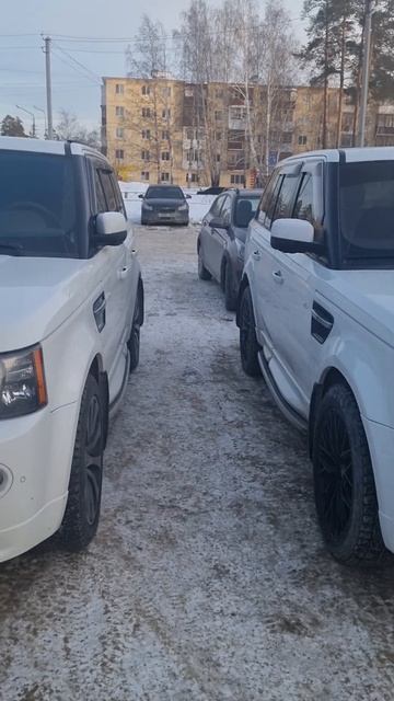 Два белых Range Rover Sport
