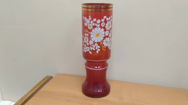красная ваза