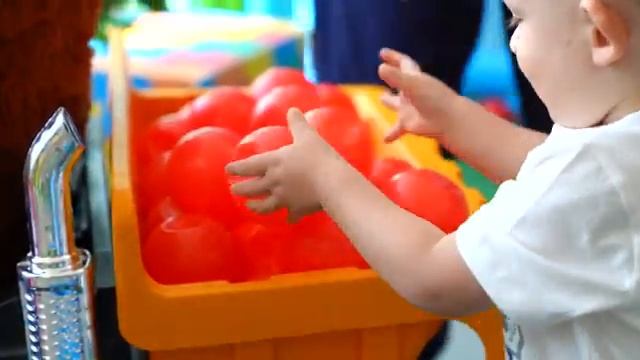 Маленький Адам водит машину..