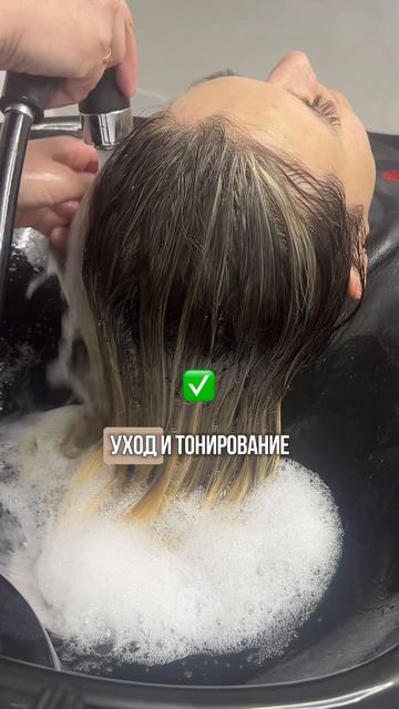 Сколько раз в закрашивает блондинку в темный цвет?