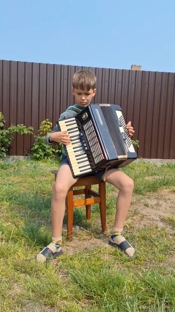 Во поле берёза