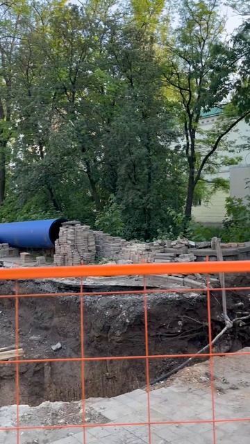 На пересечении Артёма и освобождения Донбасса меняют трубы. Все перерыто и перекрыто