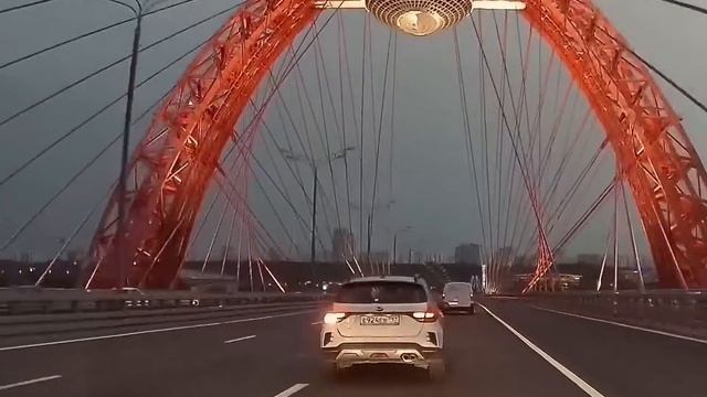 Жители делятся моментом включения вечерней подсветки у нашего Живописного моста 💡