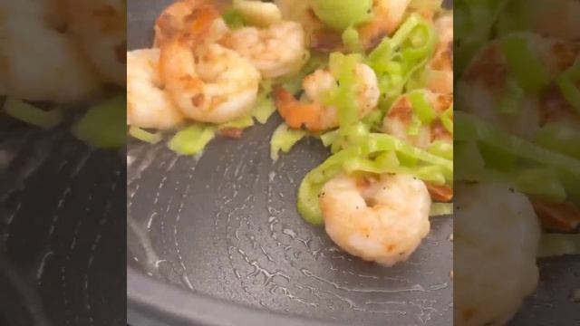 Паста с креветками и соусом песто