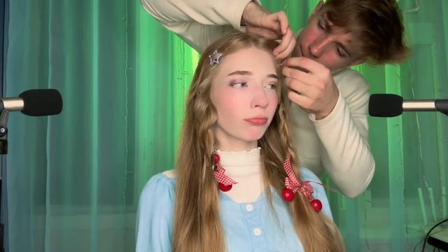 АСМР БРАТ ЗАПЛЕТЕТ МНЕ КОСИЧКИ🥰🎀💀