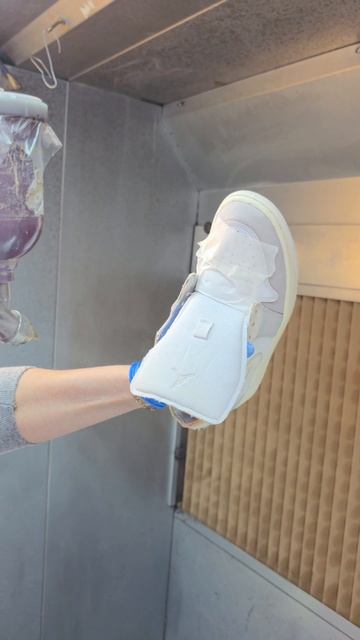 👟 Хотите, чтобы ваши кроссовки выглядели как новые? Тогда приносите их в Ариэль!