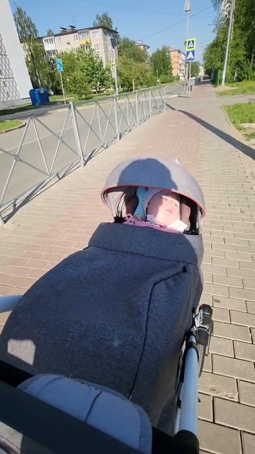 ещё раз отвечаю на мноооожество комментариев , Еве светит солнце, поэтому она и спрятана , и щурится