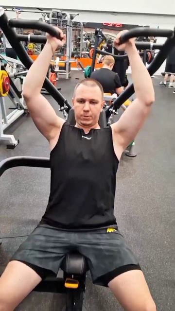 Жим сидя на плечи - еще одна новинка в тренажерном зале
