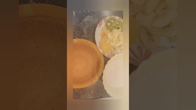 Тортик с фруктами и сметанным кремом с цедрой лимона и корицей.