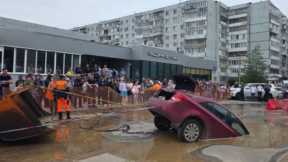 Авто провалилось под асфальт из-за прорыва водопровода в Казани