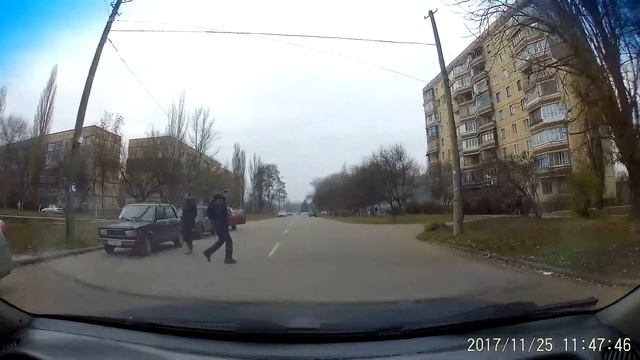 Пешеход - неадекват. Пешеход бросается под колеса. Кри?
