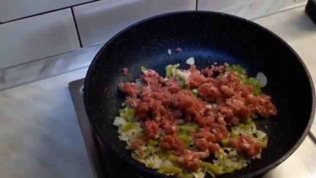 Баклажаны, фаршированные овощами, мясом и орехами