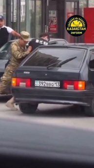 В Шымкенте снова фиксируют случаи принудительного призыва. В Сети появилось видео, где молодого чело