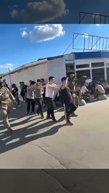 ГРОЗИТ ДЕПОРТАЦИЯ: 23 нелегальных мигранта из Вьетнама задержали на Остужевском рынке.