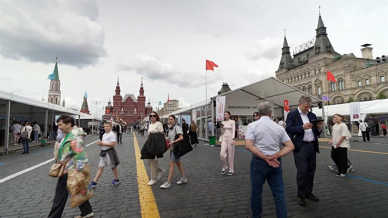 В сердце Москвы стартовал книжный фестиваль "Красная площадь"