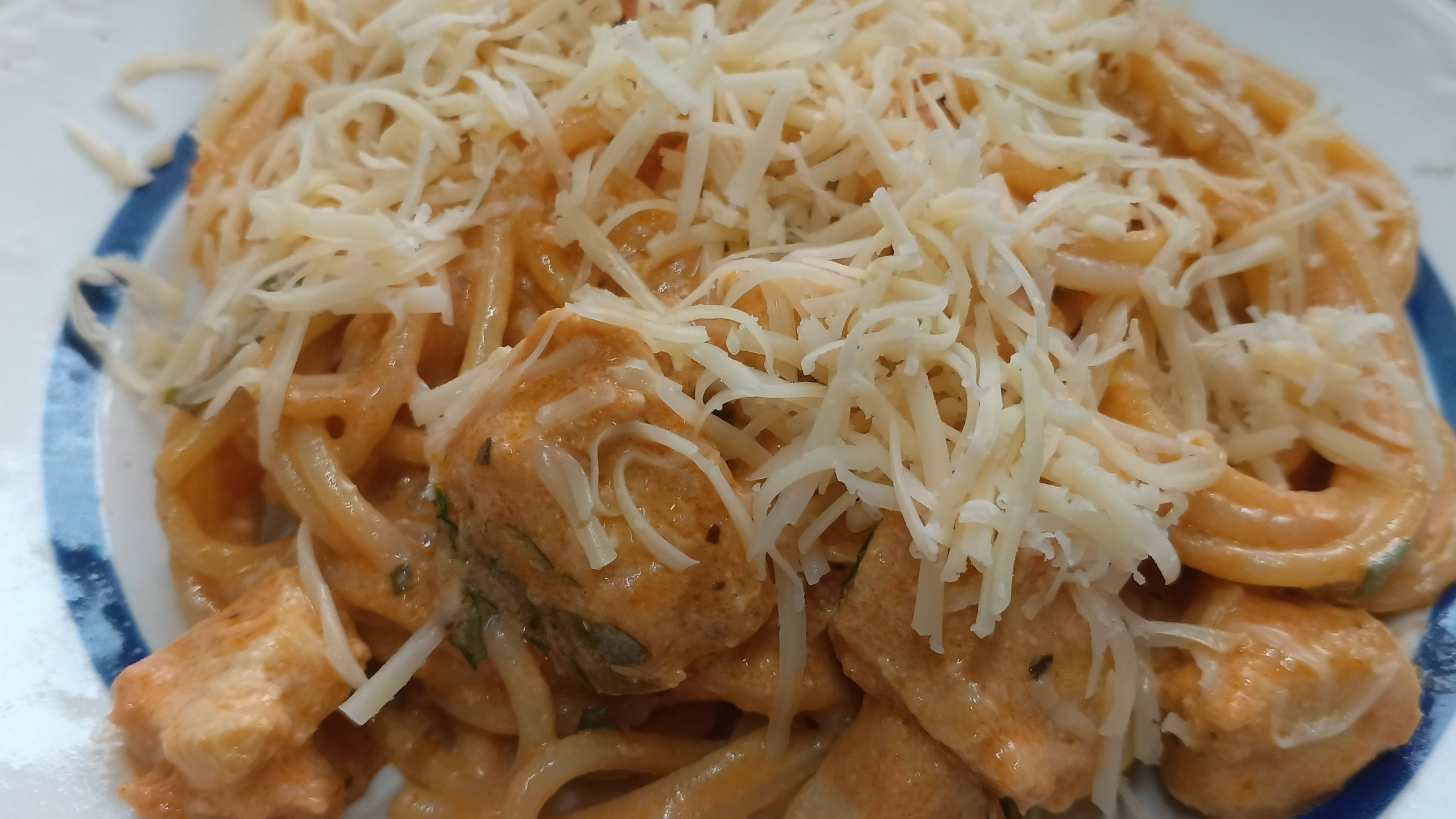 Паста  по "итальянски" с помидорным соусом и курицей. Пальчики оближешь! Рекомендую! Муж оценил!