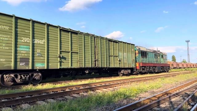 ЧМЕ3-2409 с грузовым маневрирует состав по станции бельцы + приветливая бригада