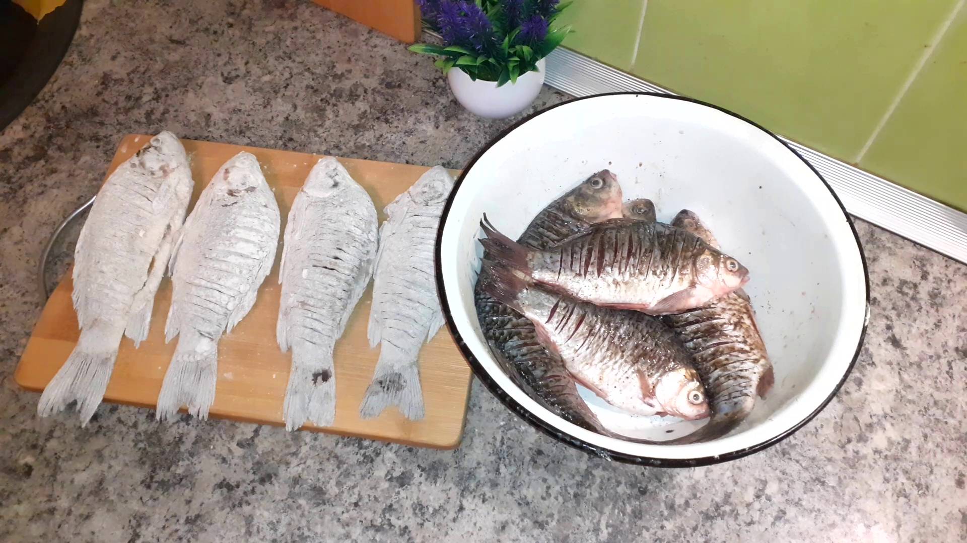 Как быстро пожарить рыбу что бы было вкусно и без мелких костей. Жареные караси.