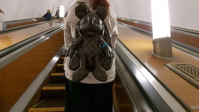 Микки Маус запрыгнул девушке в рюкзак.