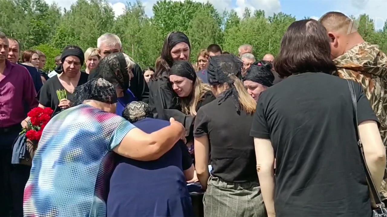 В Унече Брянской области прощаются с машинистом поезда Павлом Мишиным, погибшим в теракте
