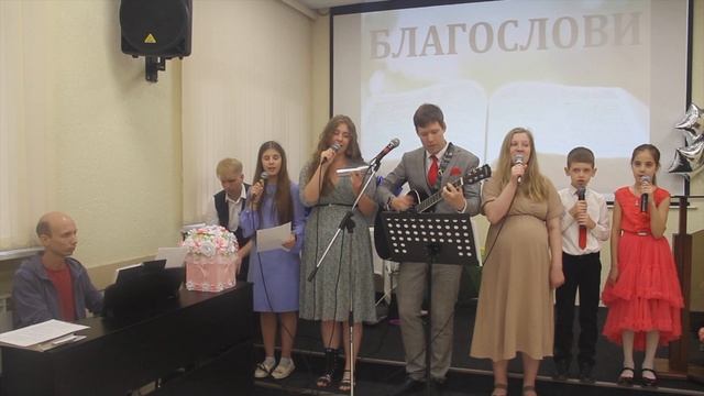 Наш корабль плывёт