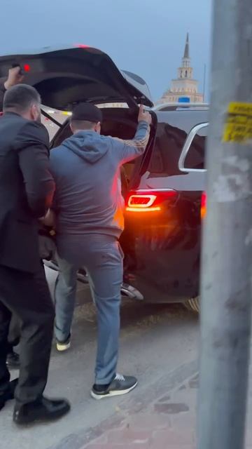 Внедорожник с мигалками и номерами АМР увез человека в Москве