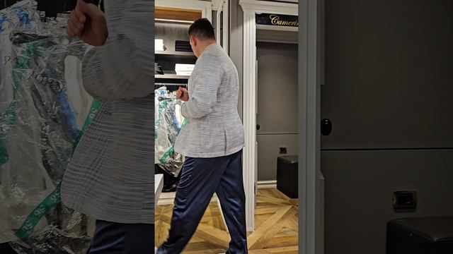 Главное чтобы костюмчик сидел!