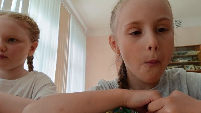 распаковка в первый раз с моей подругой Софией мы распаковывали мармеладки они называются  Дино