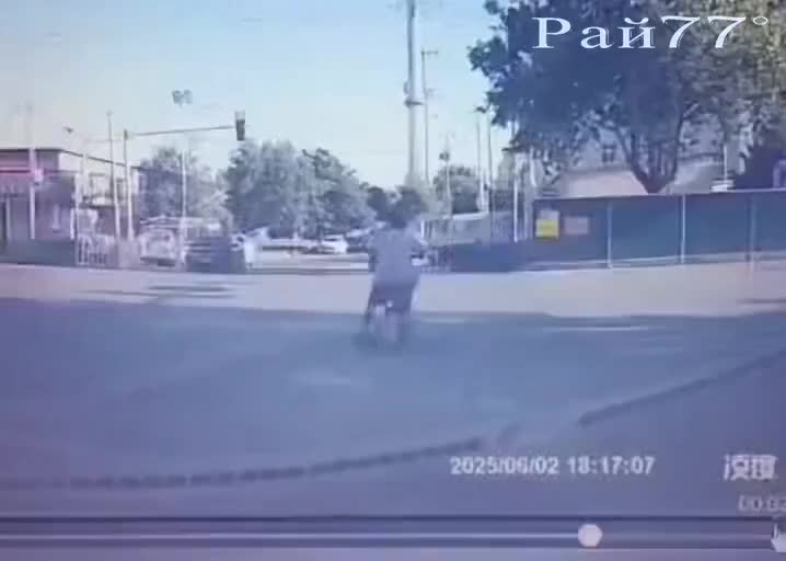 Китаец едва не оказался под перевернувшимся автомобилем