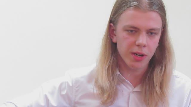 играет сергей александров