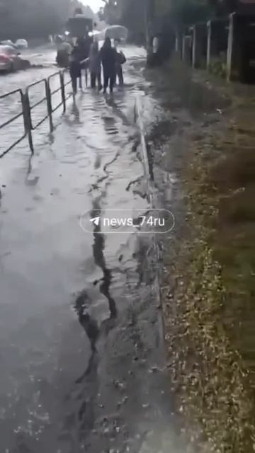 Мощный ливень с градом в Челябинске. Местные жители делятся яркими кадрами молнии и непогоды