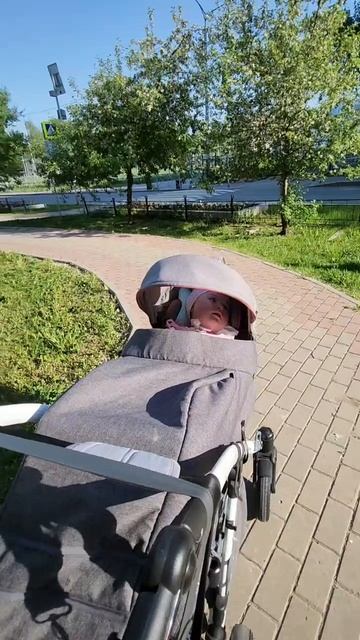 отвечу сразу на многие комментарии: Ева спратана от солнца и лишних глаз, которые готовы нырять в ко