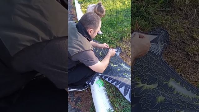 Арина запускает с папой воздушного змея