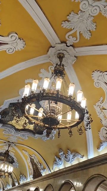Одна из самых красивых станций в Москве-Комсомольская. Ощущение,что не в метро заходишь, а во дворец