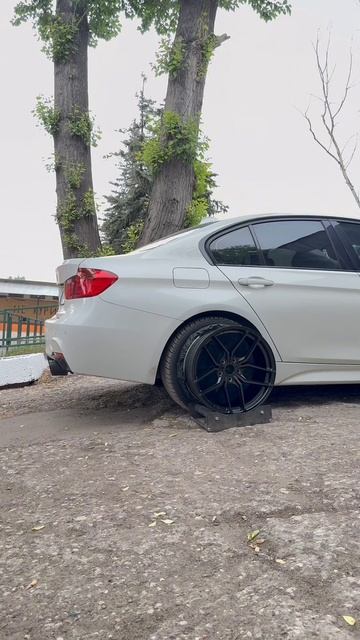 BMW 3 серии F30 на примерке дисков в 19-ом диаметре