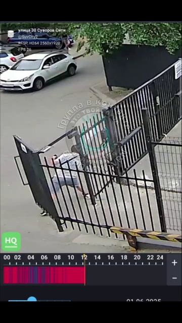 ЛОМАЛ ВОРОТА: в ЖК "Суворов Сити" психованный мужик принялся ломать ворота.