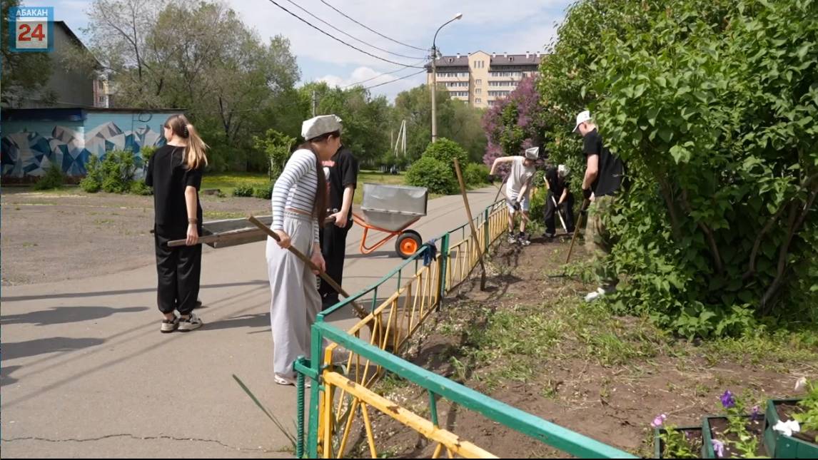 Первая подработка — с зарплатой и записью в трудовой: более 400 школьников вступили в трудотряды